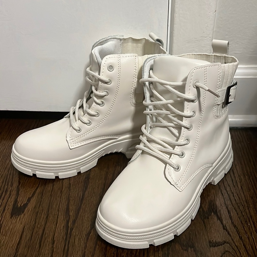 I am selling boots to wear outside, comfortable, and very fitting
